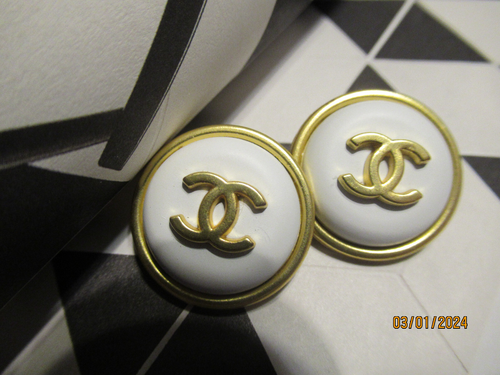 CHANEL 2 GOLD TONE, white METAL BUTTONS CC LOGO 22 MM LOT of 2