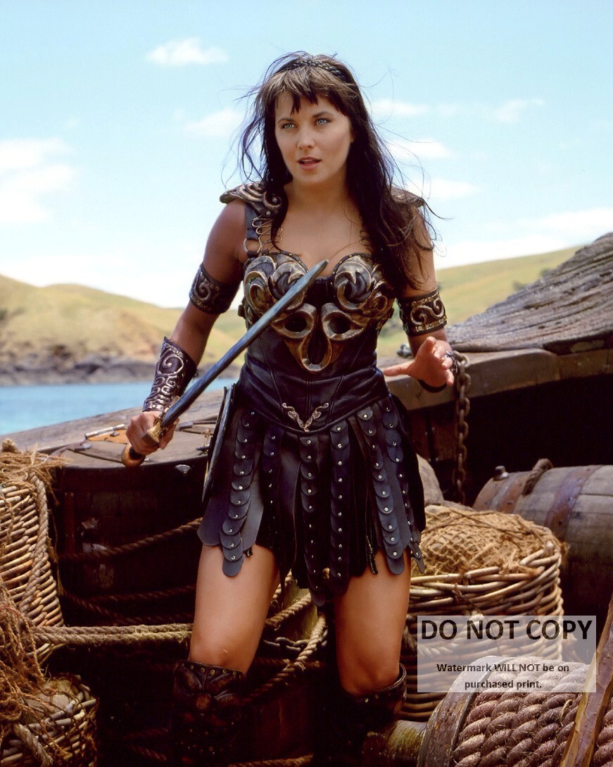 LUCY LAWLESS IN “XENA: WARRIOR PRINCESS” – 8X10 PUBLICITY PHOTO (ZY-439)
