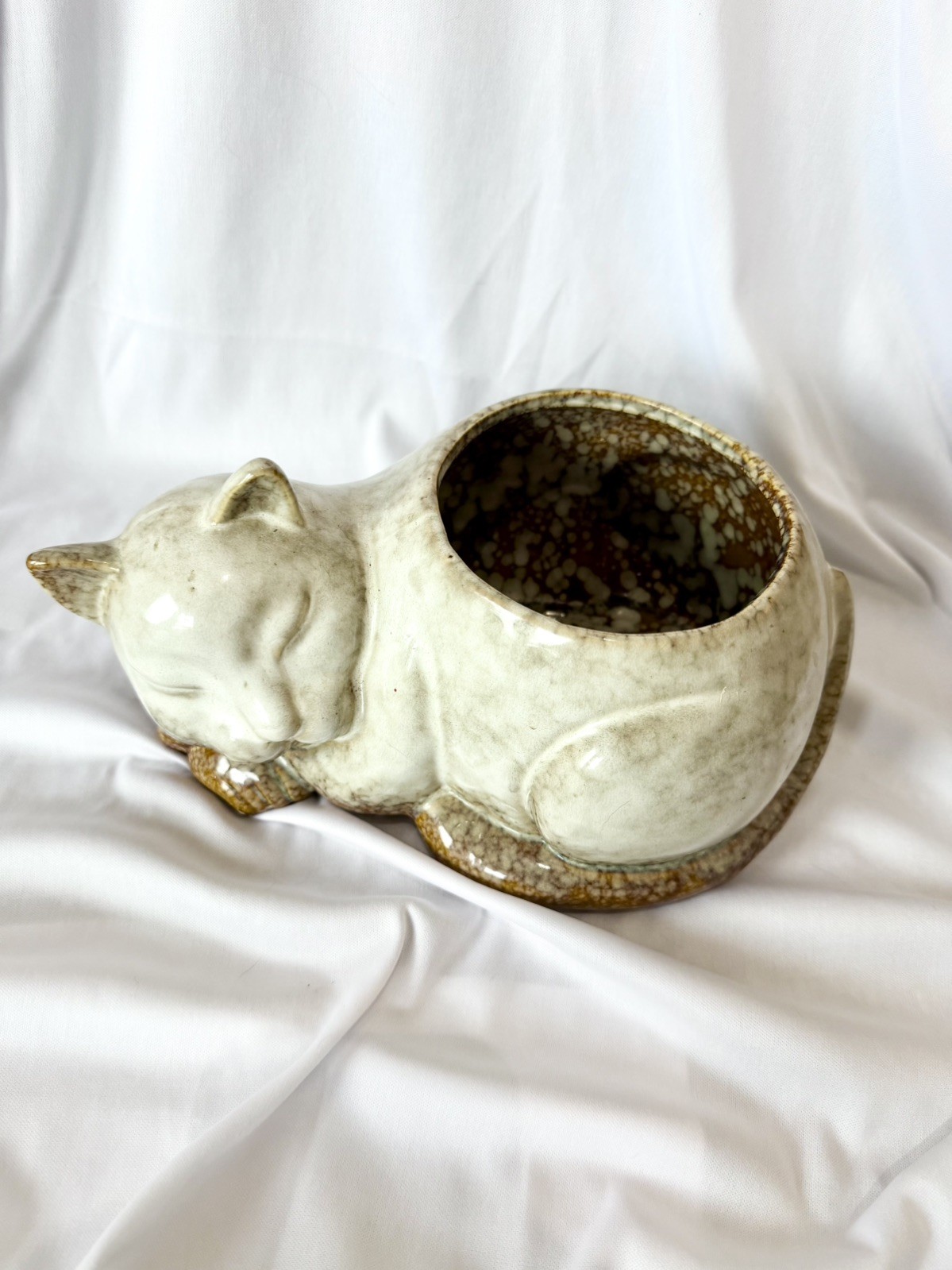 Large Beige and Tan Speckled Sleeping Cat Planter David Stewart 10.5” x 7” x 5”