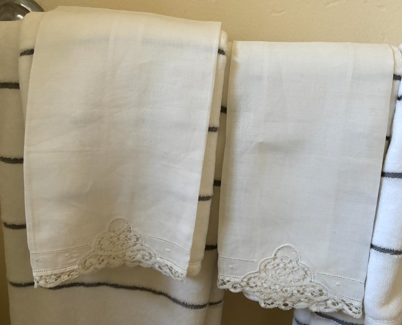 SET of 2 Pair Vtg 22″ White FANCY Embroidered Lace LINEN Cotton HAND TOWELS Bath