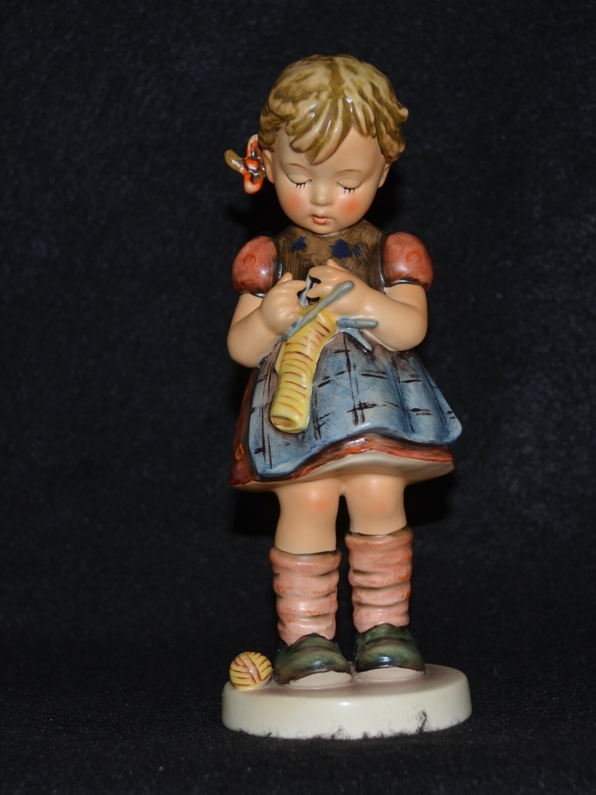HUMMEL GOEBEL “STITCH IN TIME” HUM 255 TMK 6 6.50 INCHES TALL