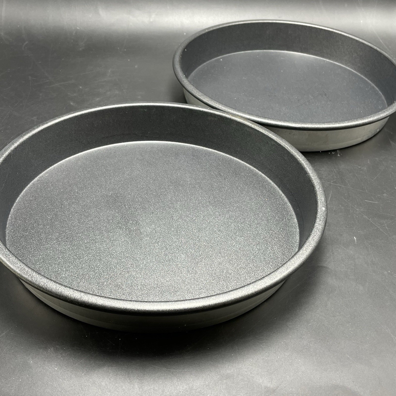 2 Vtg Aluminum CAKE PANS Black Non-Stick 9×1.25”Round Layers Unbranded USA Made