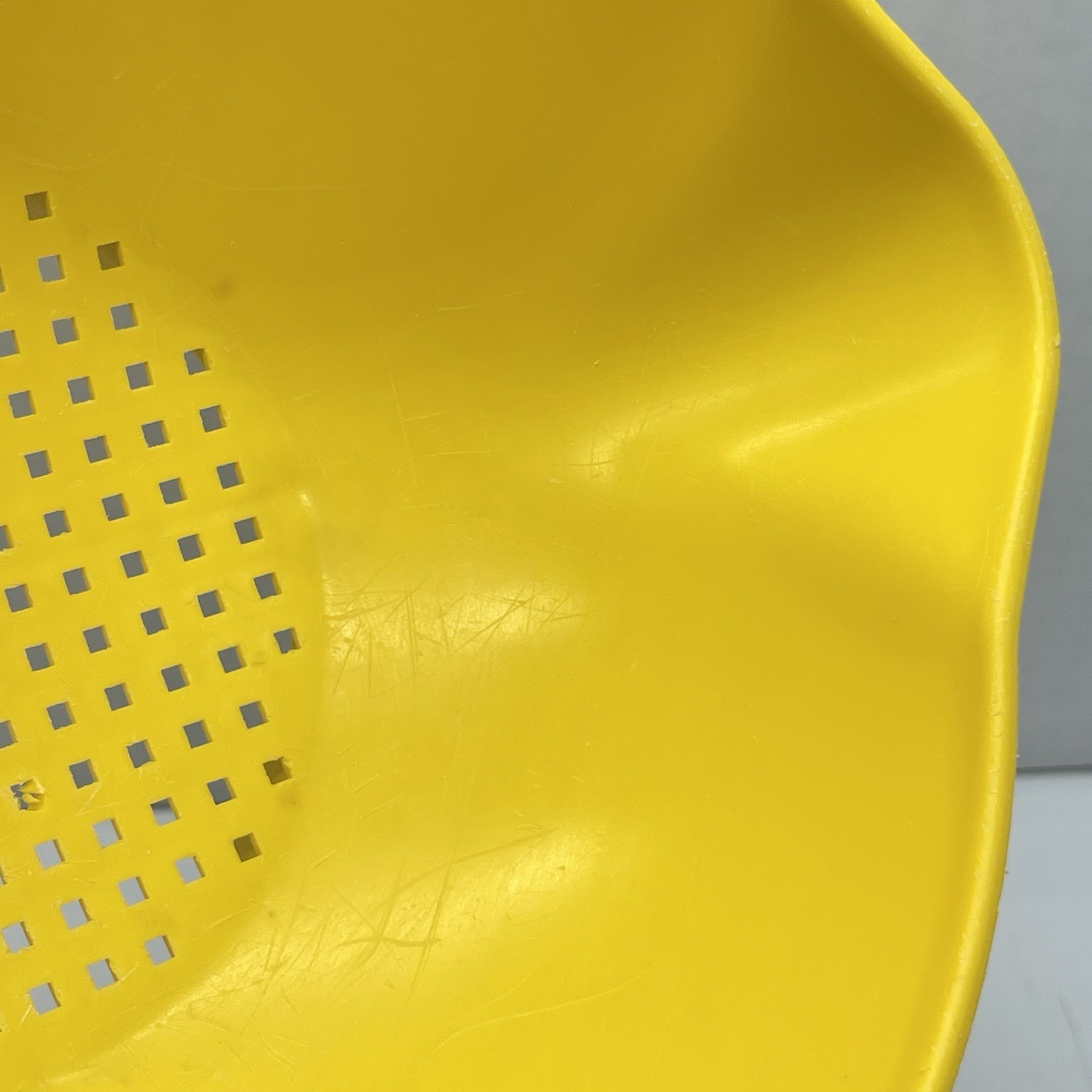 Yellow Tupperware Colander/Strainer Twin Spout Long Handle 1200-9- FLAW