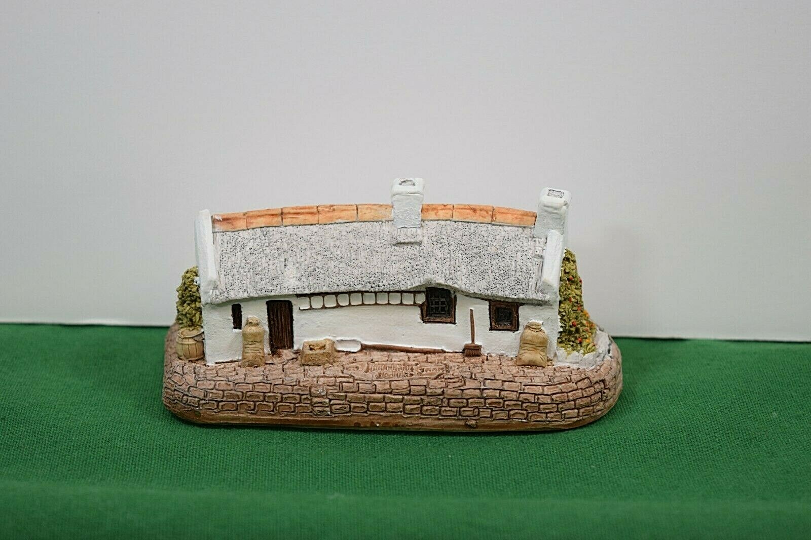 Lilliput Lane Burns Cottage Mint in its original box with a deed.