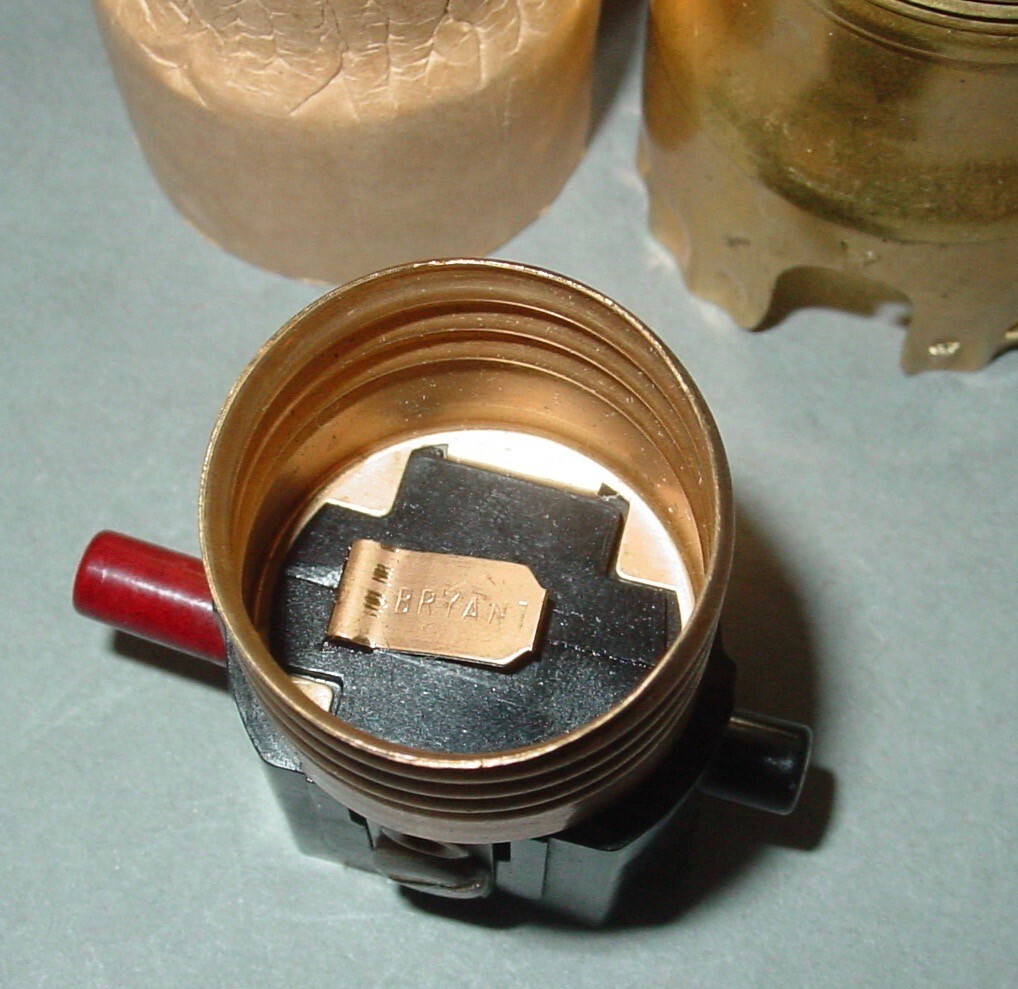 Vintage Bryant Brass Fluted Shell Lampholder Push Key Fat Boy Socket Set USA NOS