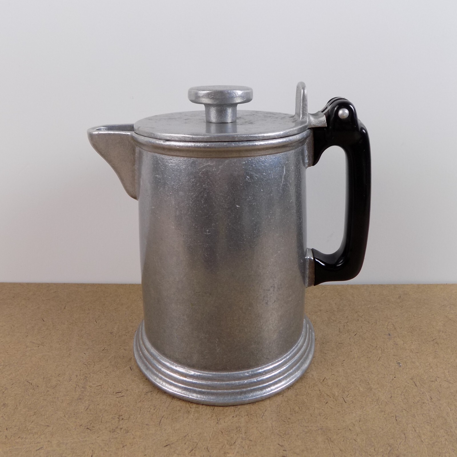 Wilton RWP Armetale Plough Tavern Coffee Pot Cold Handle 7″ Tall Vintage USA