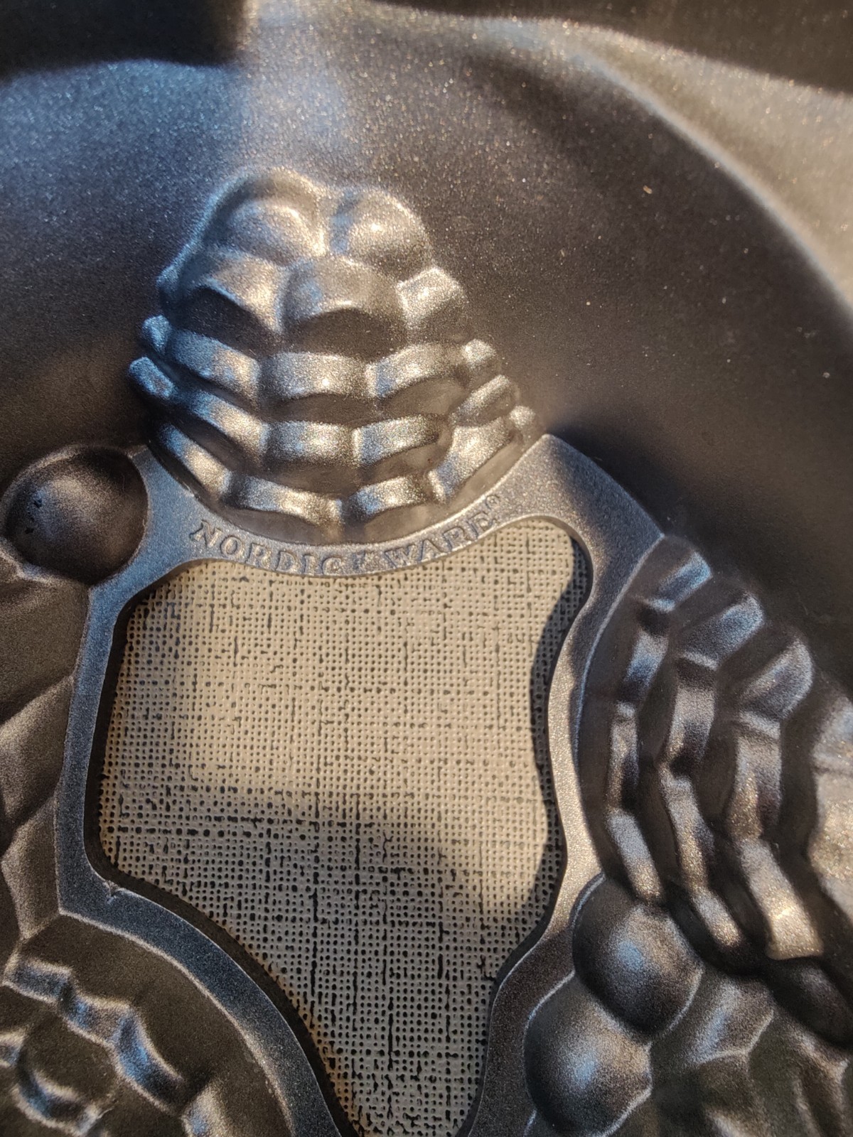 Nordicware Holiday Christmas Wreath Bundt Pan 12 inches 10 cups-Read