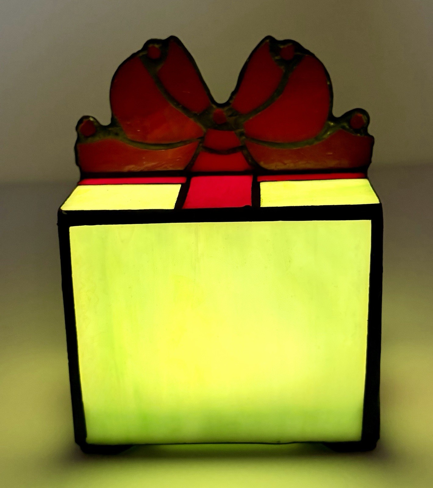 NWOT LED Lighted Gift Package Stained Glass Accent Lamp Christmas Present Xmas