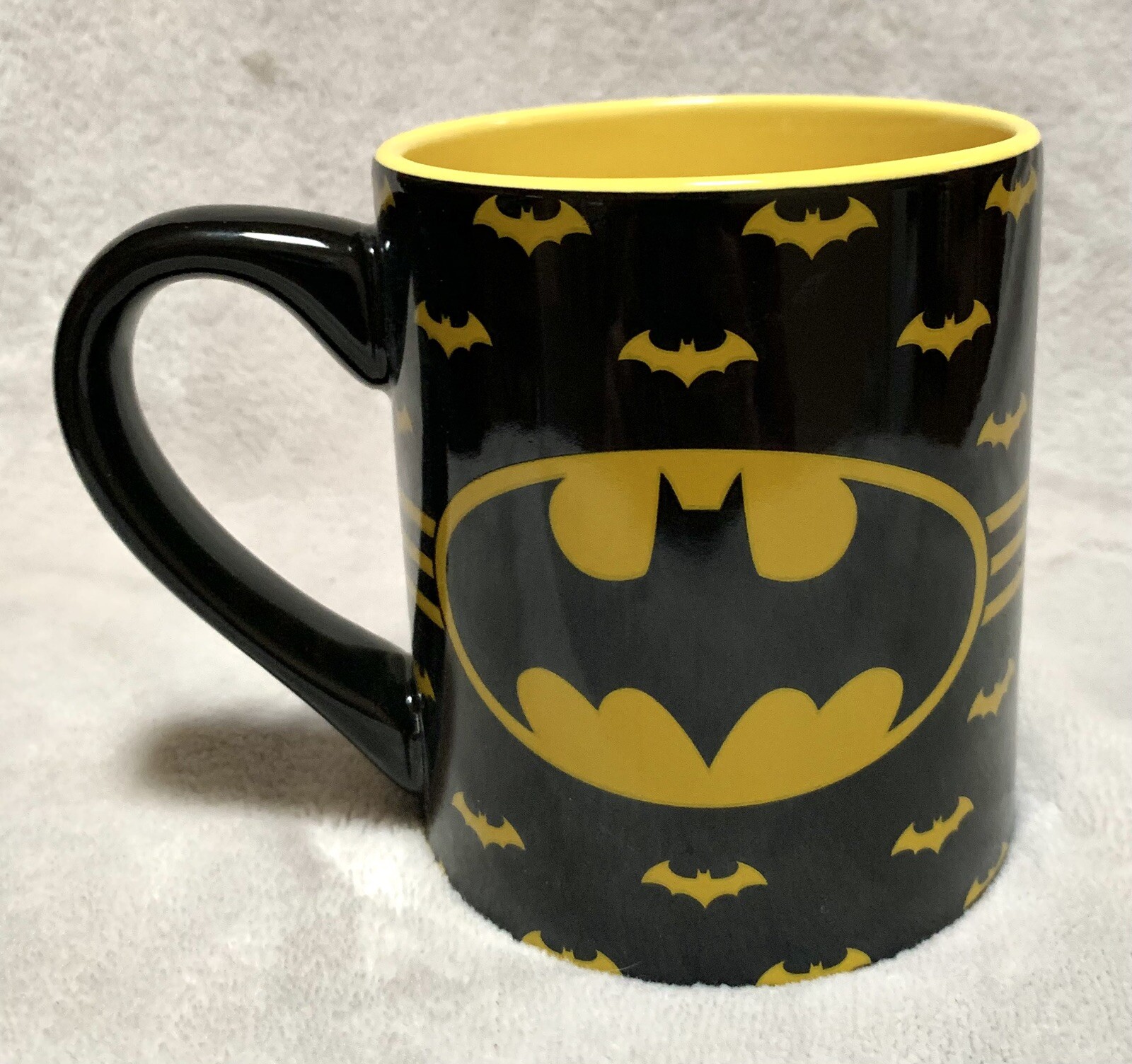 NEW DC Comics BATMAN LOGO w/BATS Black and Yellow 14oz Ceramic Coffee Mug