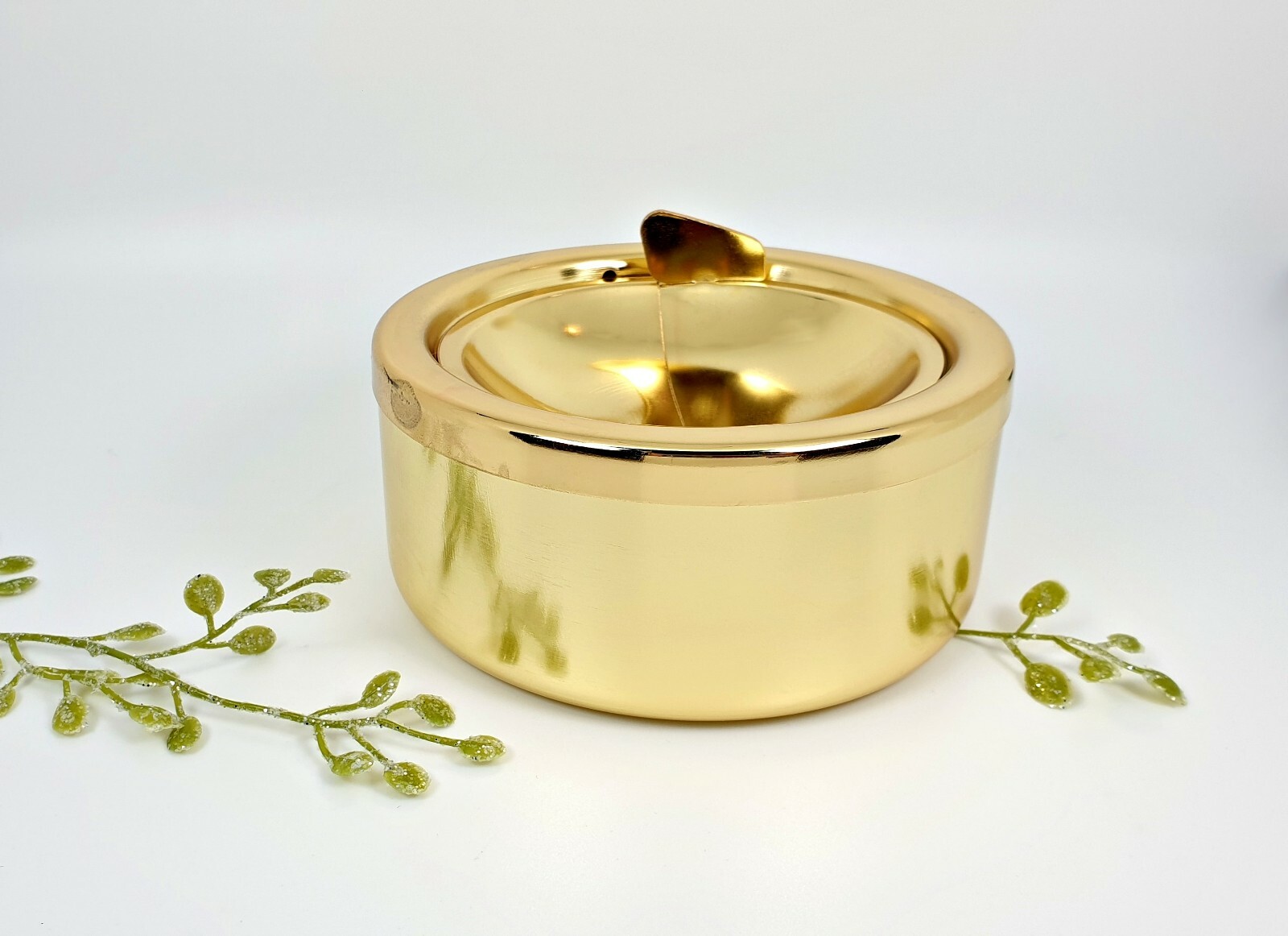 Smokeless Classic Metal Ashtray with a Lid for Cigarettes – Gold Windproof