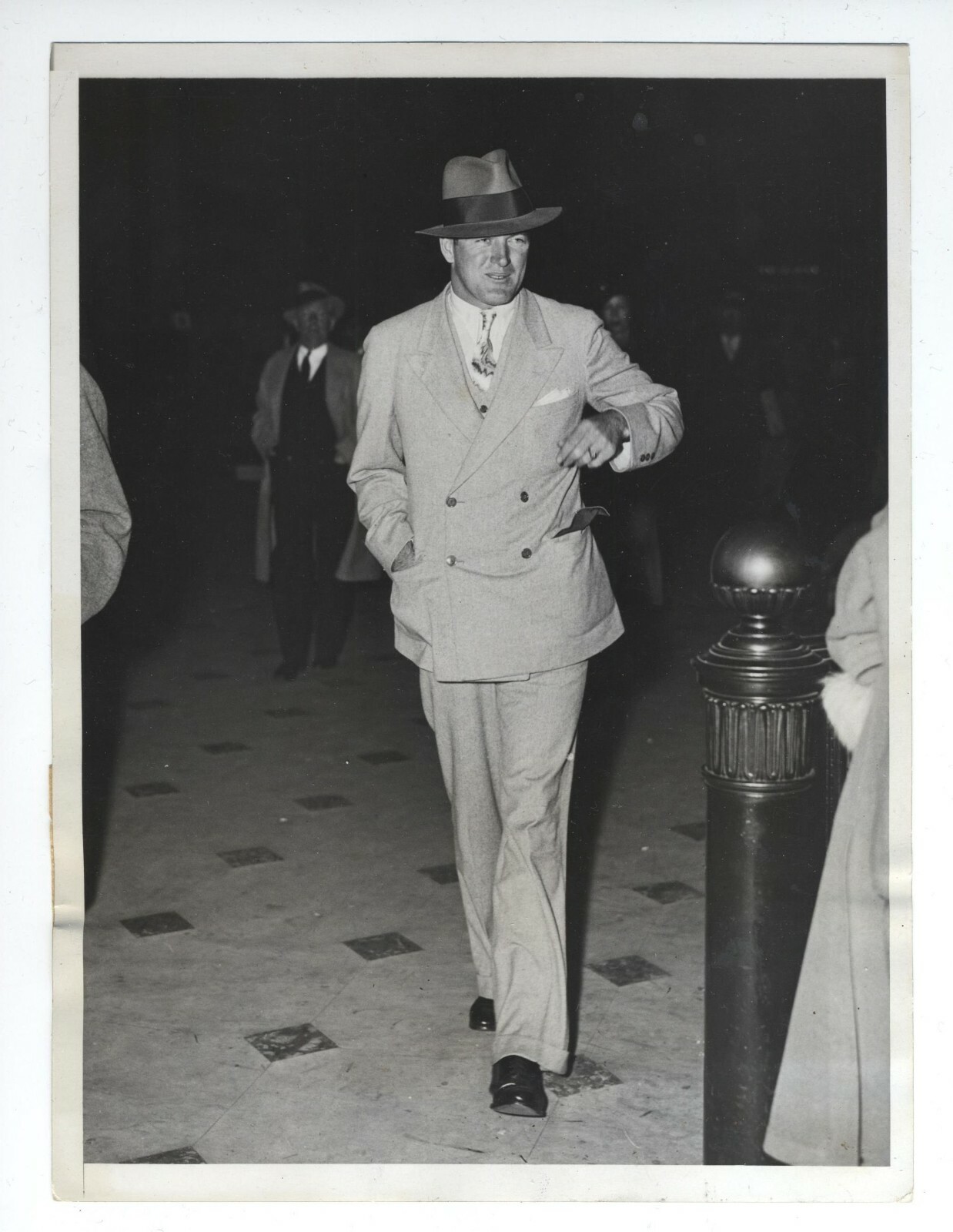 1935 JOE CRONIN BASEBALL HALL OF FAME VINTAGE PHOTO 6X8 INCHES BAT HOLDING