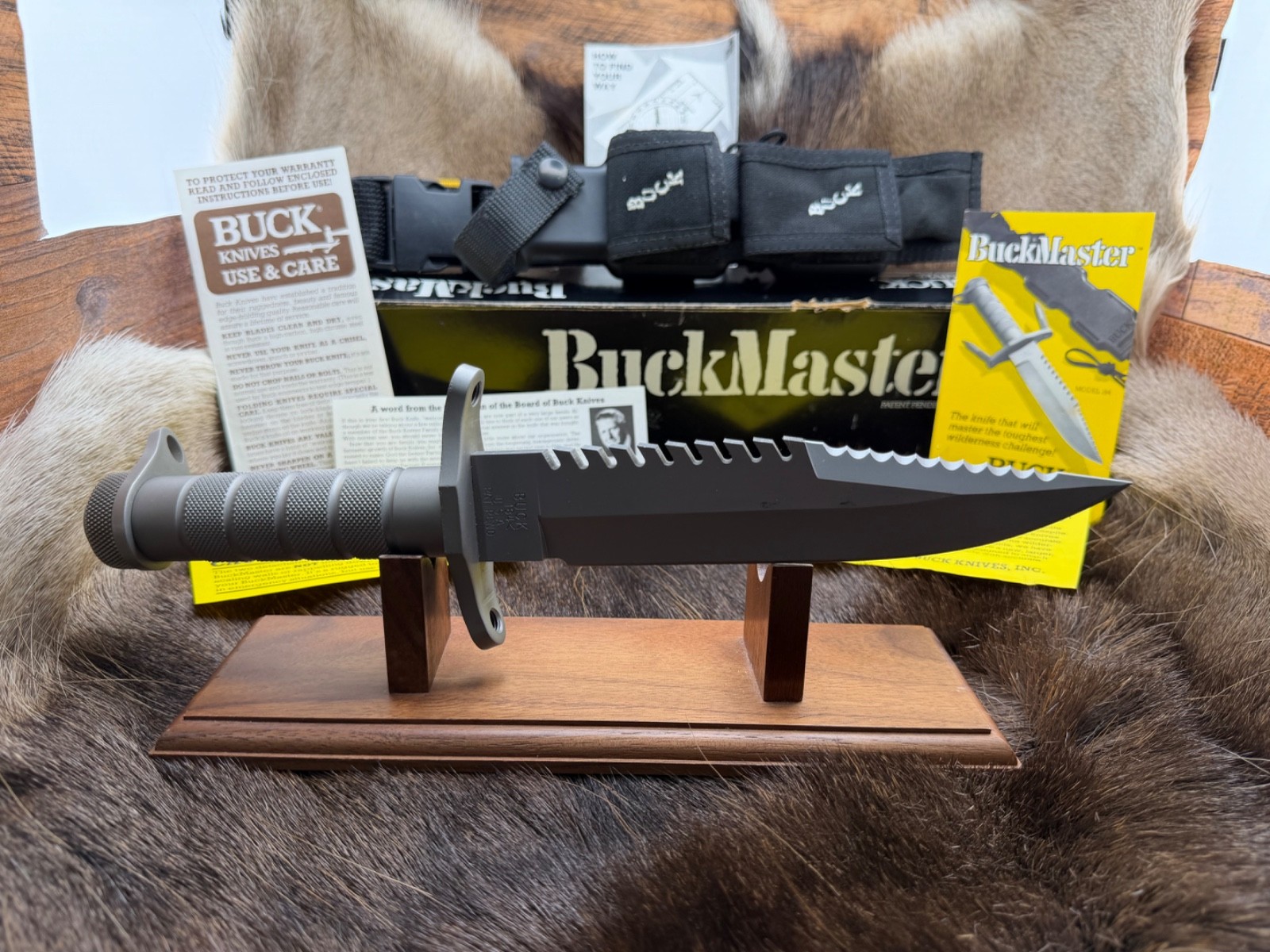 Model Buck 184 BuckMaster Knife With Factory Sheath & Factory Papers Mint+