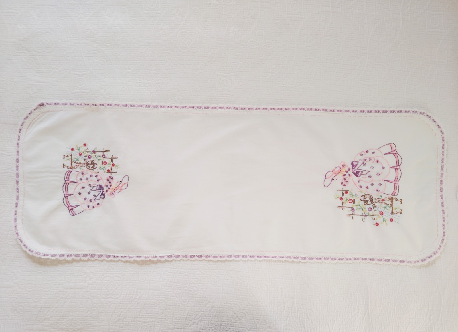 Vintage Handmade Cottage Garden Southern Belle Cotton Dresser Scarf 37 X 14