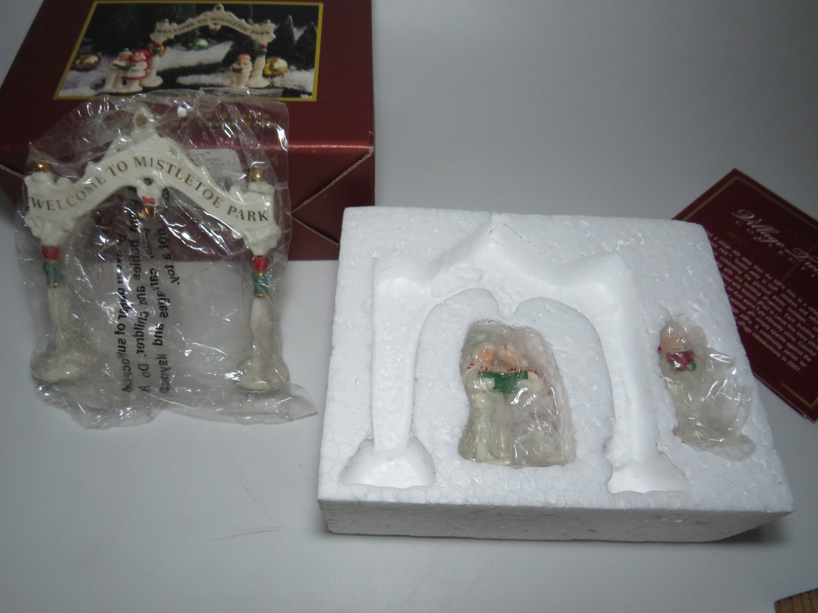Carolers And Town Sign Lenox Village Treasures Mistletoe Park #6340228 – NIB