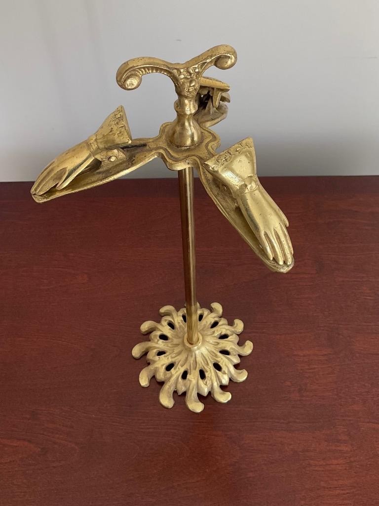 Vintage BRASS 3 HAND, GLOVE CLIP HOLDER STAND Letters, gloves VICTORIAN Style