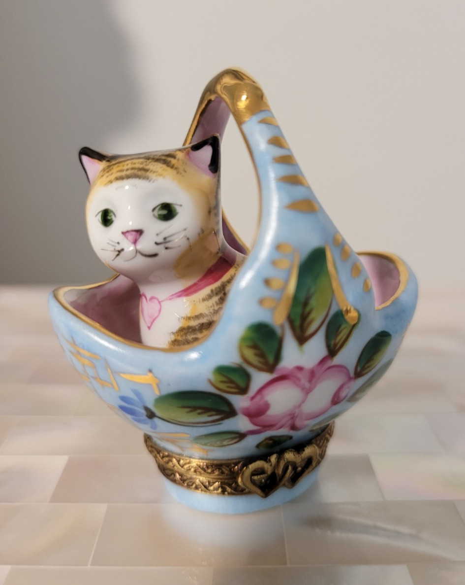 Vtg Rare Peint Main Atelier de Limoges France Tiger Cat in Basket Trinket Box