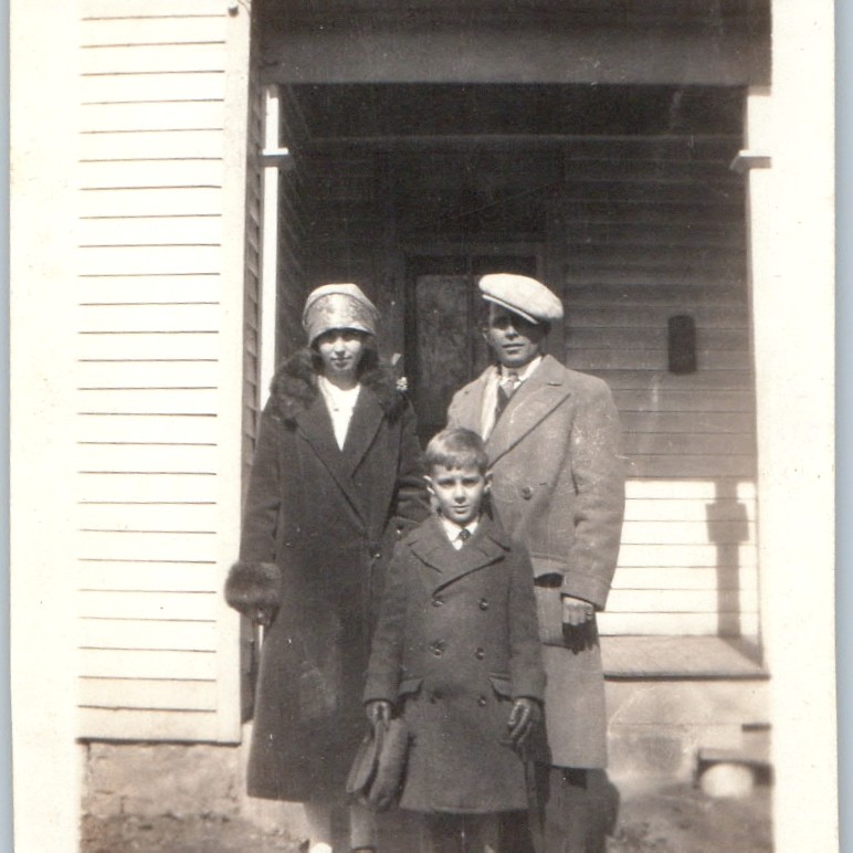 c1920s Wesley Family Snapshot Photo Cute Boy Winter Coats Cloche Hat Flat Cap