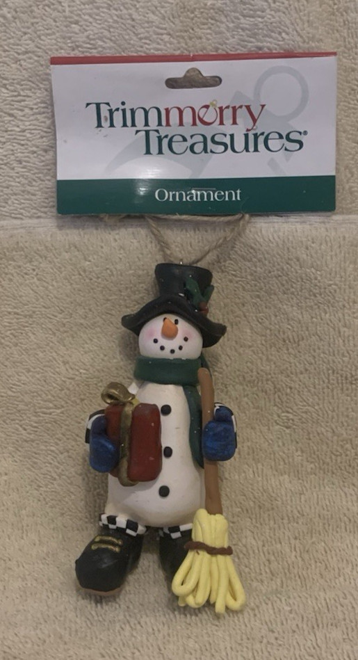 Painted Resin Trimmerry Treasures SNOWMAN w/PRESENT & BROOM Ornament 4″ – NWT