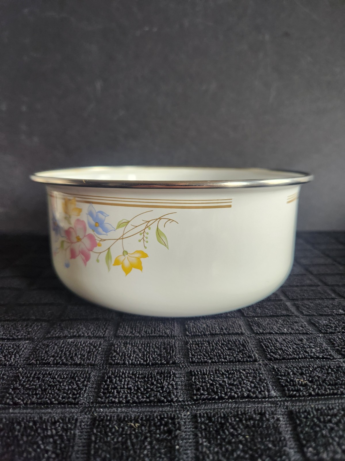 2 Enamelware Nesting Bowls with Multicolored Floral Pattern • 6¾” & 5¾” Diameter