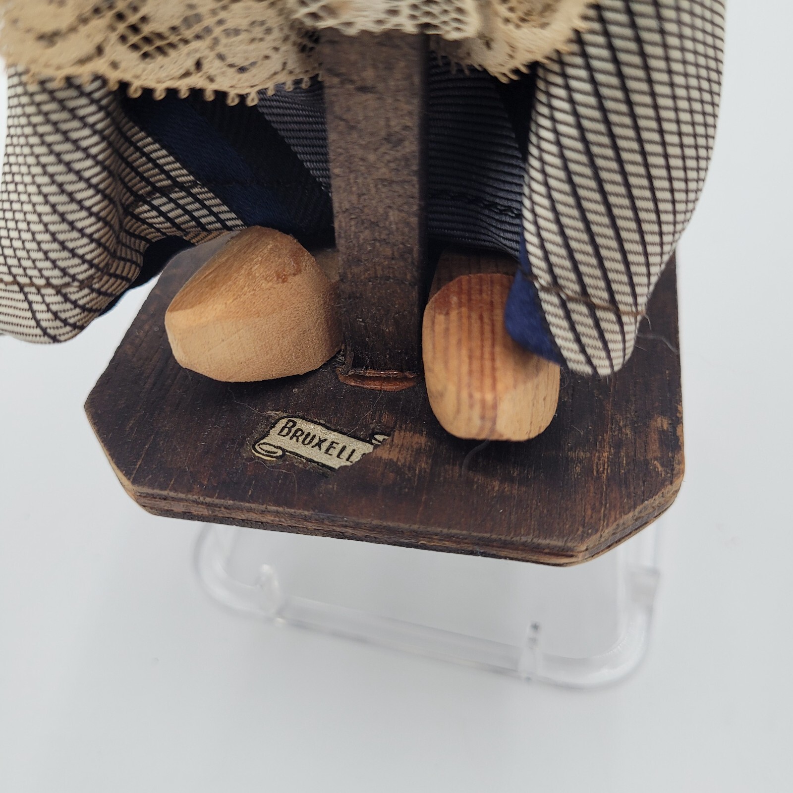 Habillage Moerel Lacemaker Belgium figure 6 “. Wood, cloth, plastic, lace