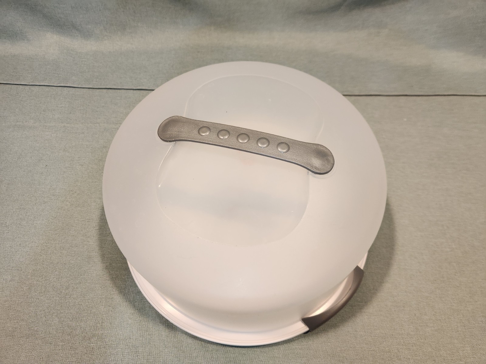 Sterilite Round 12″ Size Cake Carrier w/Dome Cover-Handle- Gray Latch Locks Used