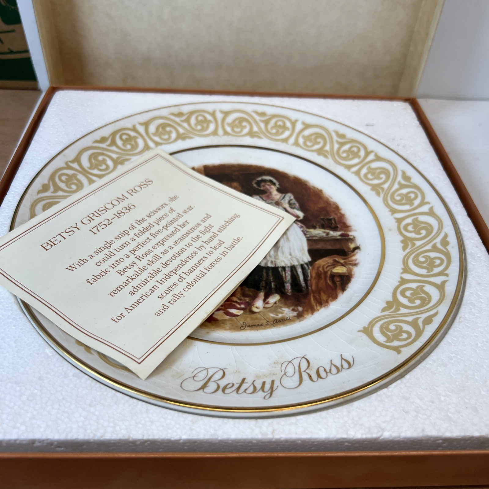 Vintage 1973 Collector’s Plate “BETSY ROSS” Plate by Avon 8.75″ Wedgwood XBHEU