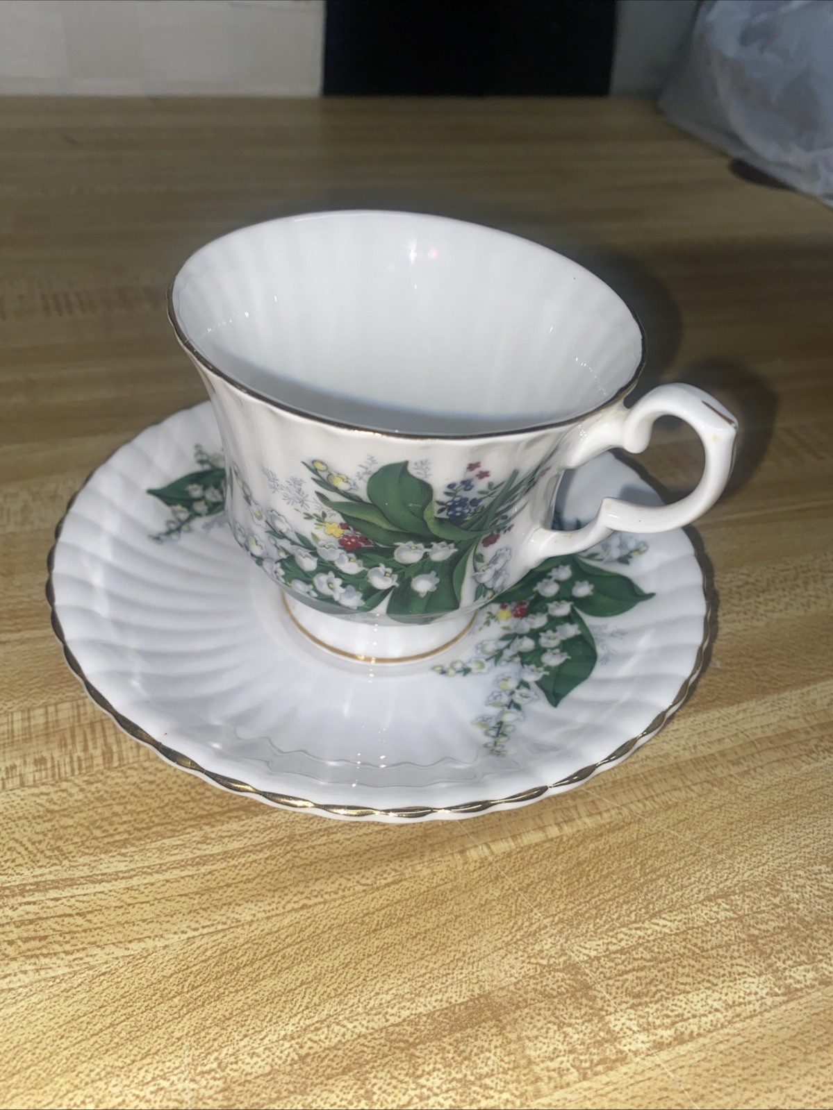 Royal Windsor Fine Bone China Tea Cup & Saucer Set 2577-12 Lily Of The Valley