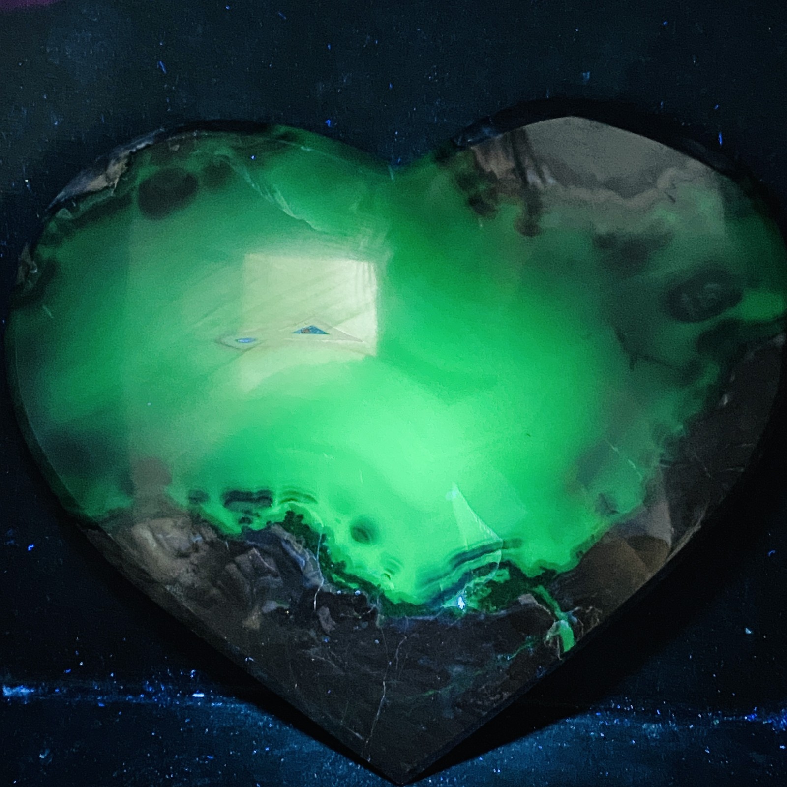 Natural Rare Volcanic Agate Crystal Heart carving 4560G (UV reactive crystal)