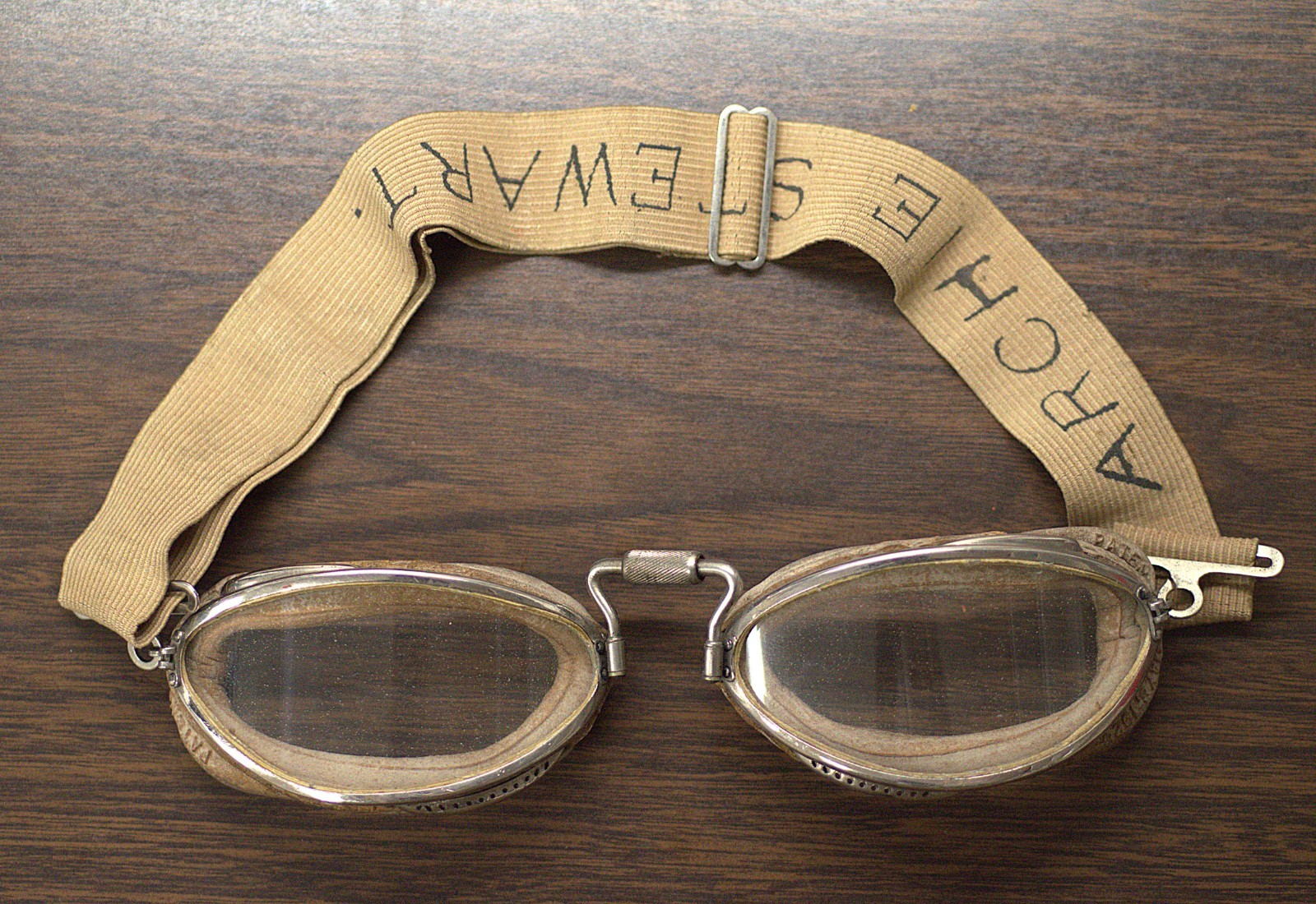 COMPLETE LUXOR GOGGLES AND CASE NO 7 “AVIATOR GOGGLES” C 1920s -1930s