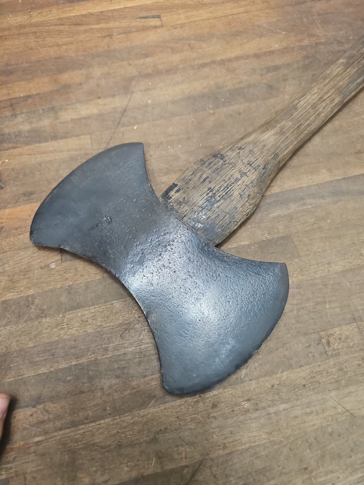 Ac12- Early Antique Double Bit Axe 4 lb 8 swamping bow tie pattern