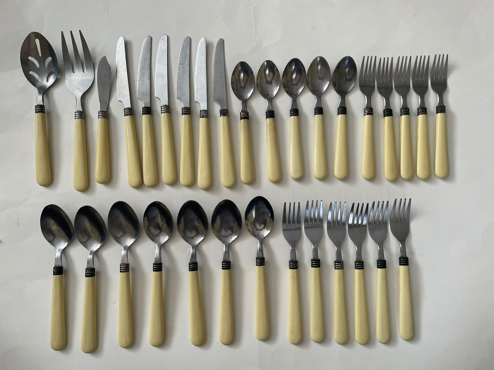 32 Gibson Pale Yellow Off White Plastic Handle Dinner Knife Spoon Fork Flatware