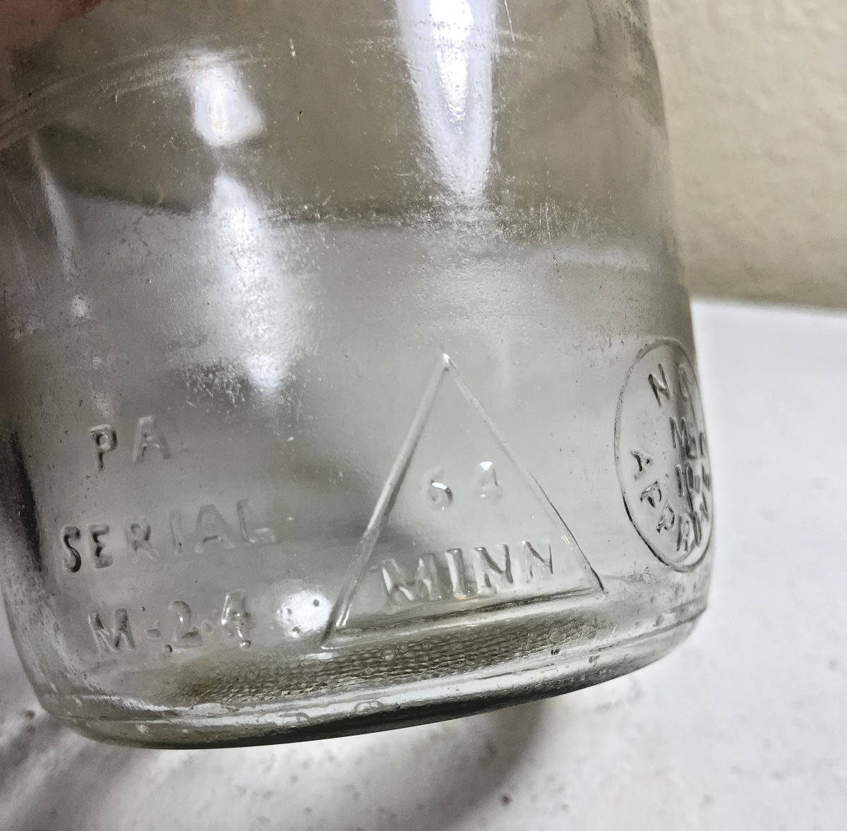 Vintage Master Manufacturing Co. one quart glass oil bottle – metal spout