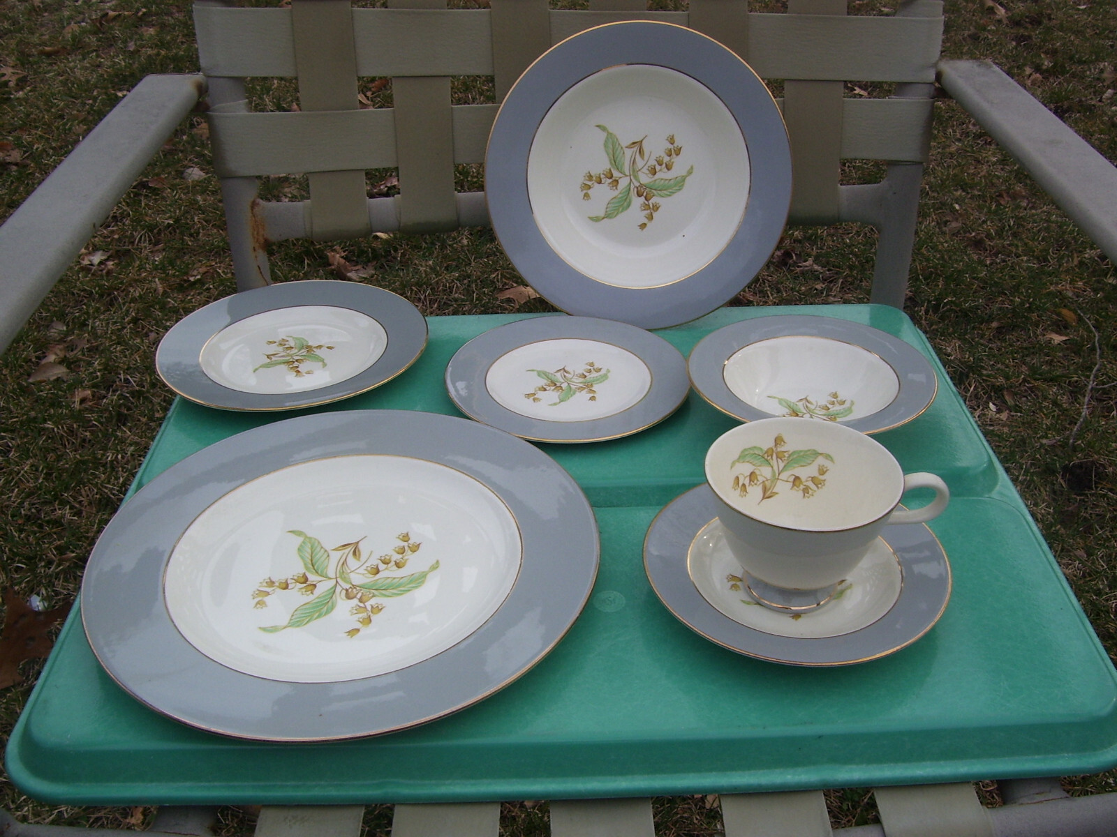 Homer Laughlin Cavalier Eggshell Lily of The Valley 7 PIECE PLACE SETTING – NICE