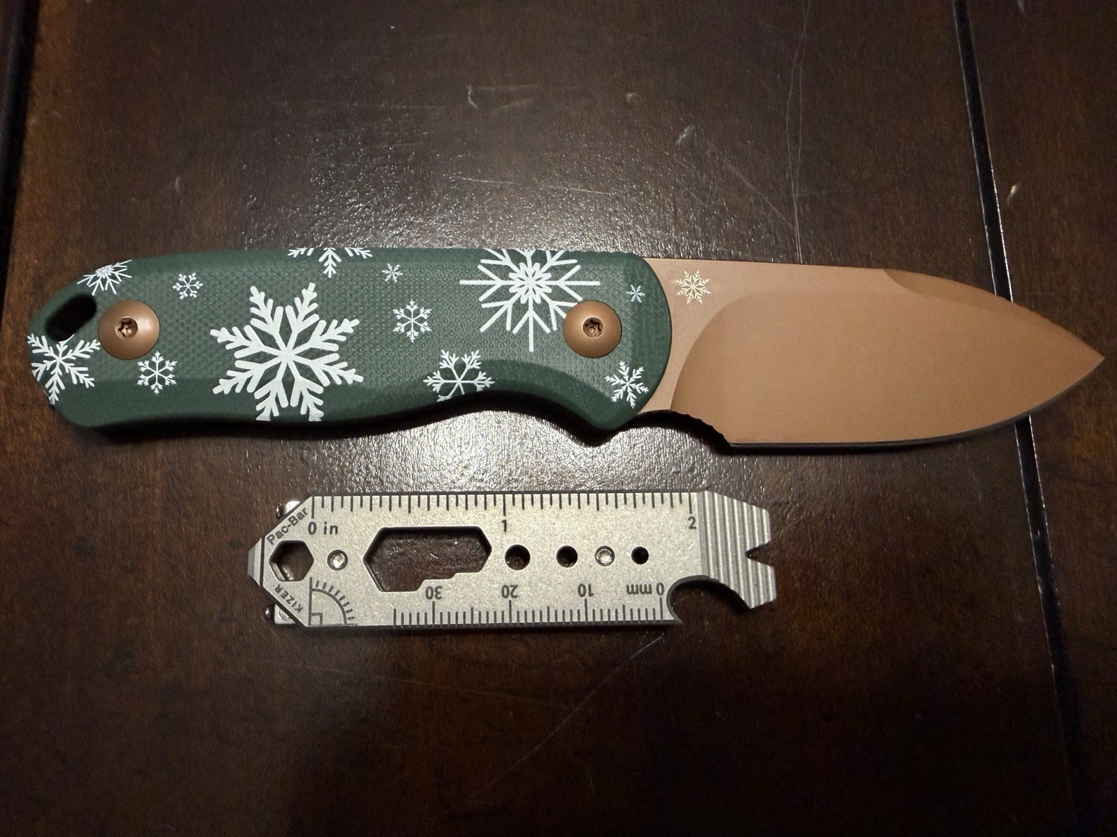 Kizer Drop Bear Fixed Blade Knife Christmas Edition & Kizer Pac-Bar Brown