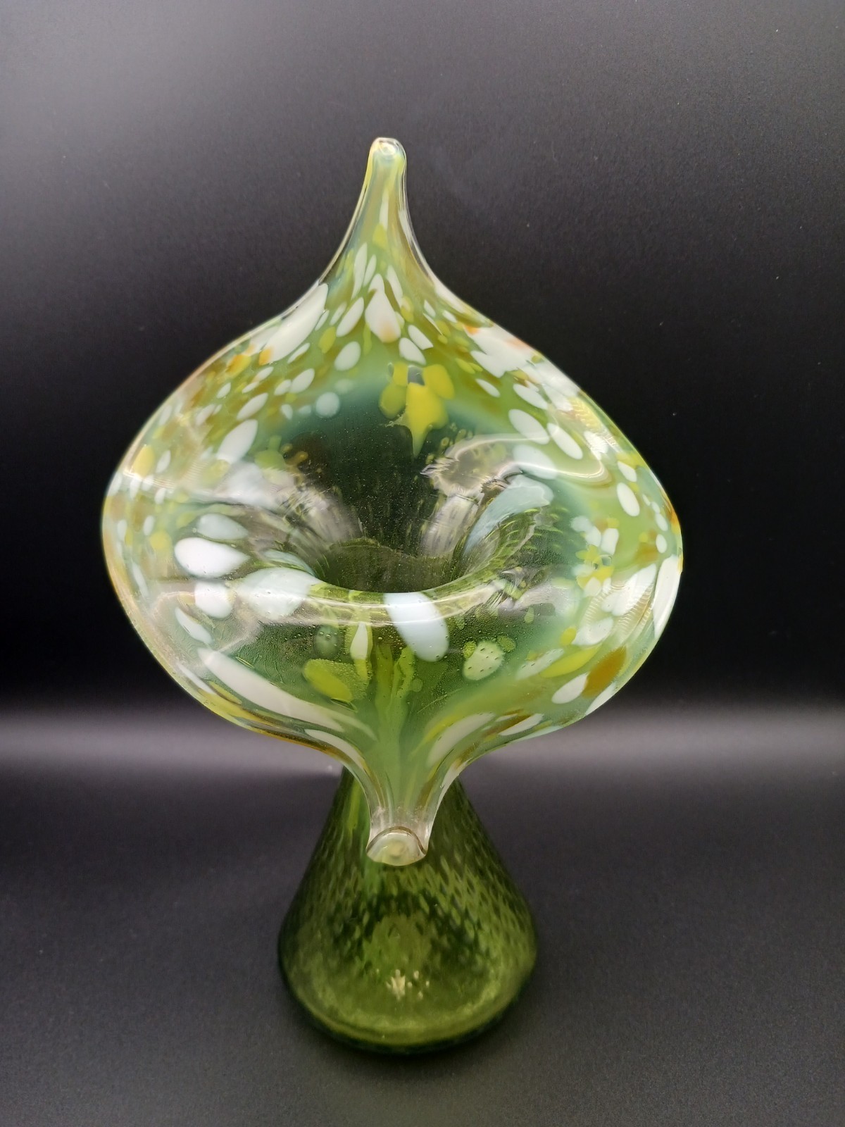 1930 VTG KRALIK BOHEMIAN JACK IN THE PULPIT GREEN OPALESCENT VASE 7.5″ OR 19 CM