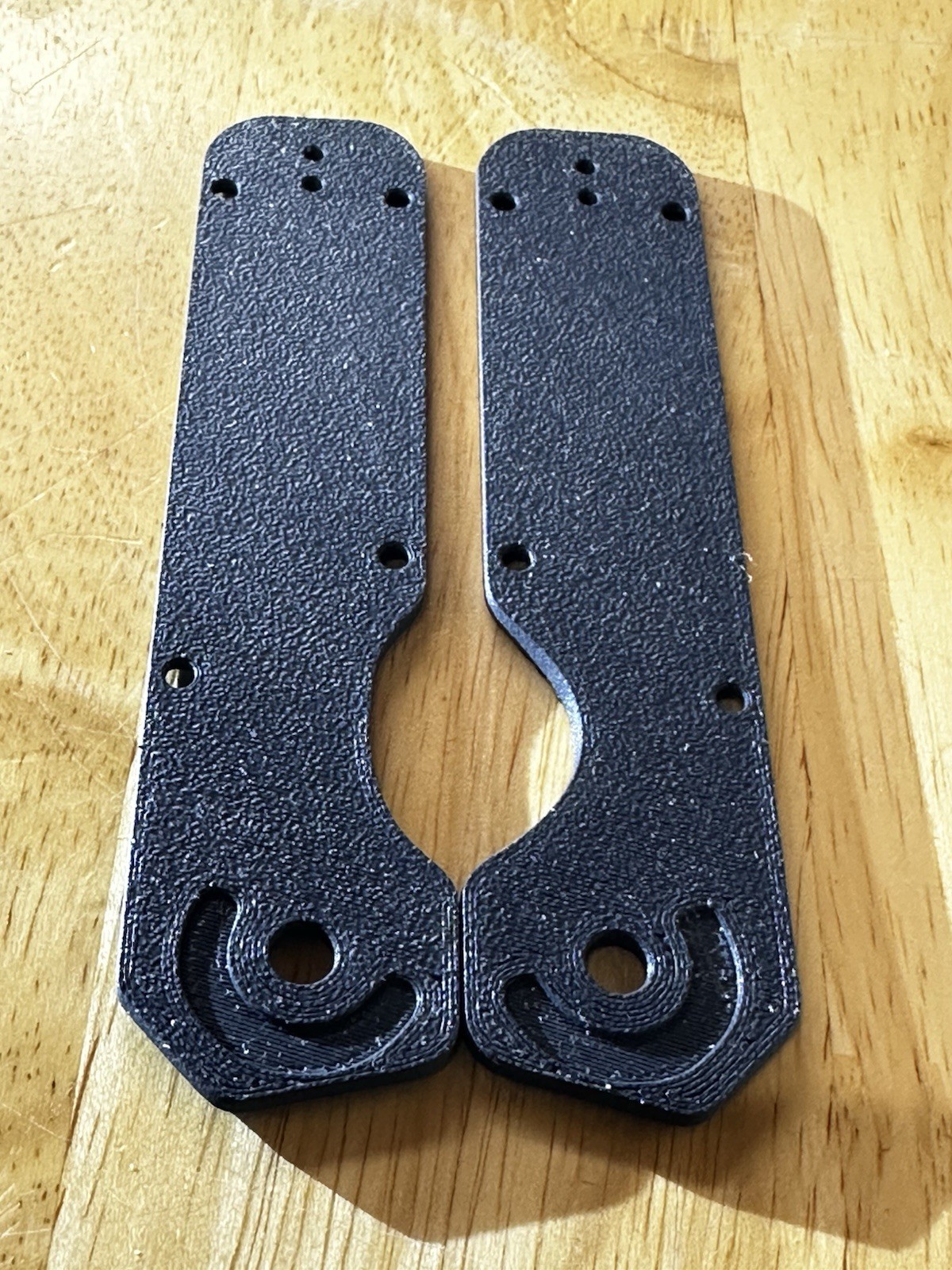 Kizer Militaw Full Size Liner Lock 3D Scales Carbon Fiber Black and Gray, Inlay