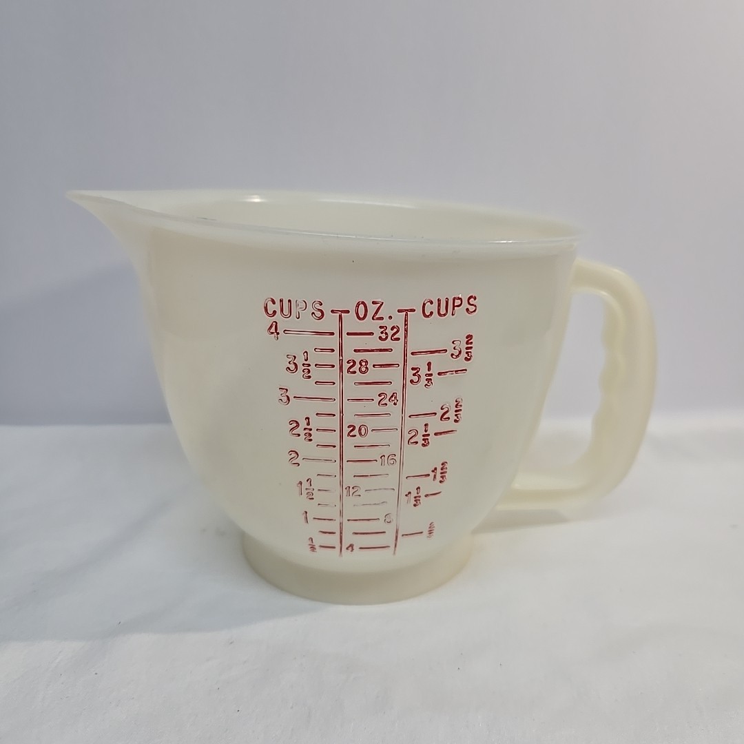 Vintage 1977 Tupperware Mix N’Pour Measuring Bowl 32 oz Plastic Red Markings