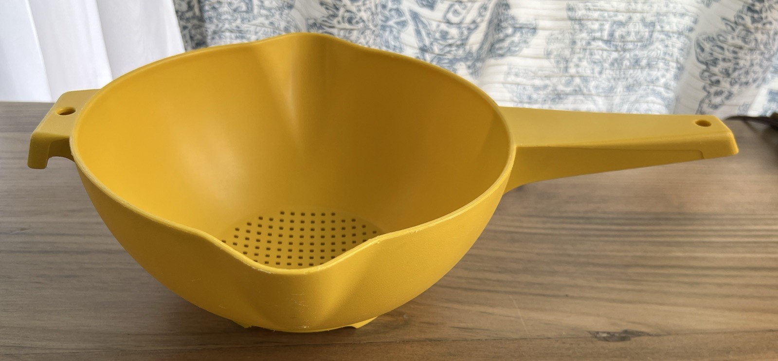 Vintage Tupperware Yellow Strainer Colander with Handle Spout 1523-7 LARGE EUC