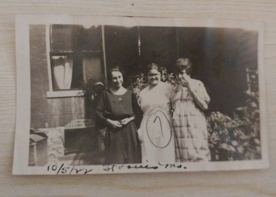 Vintage 1922 St Louis Missouri Photo Women Fashion Snapshot Antique Memorabilia