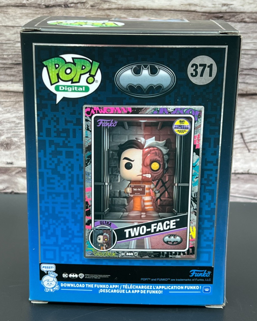 Funko Pop Digital ~ Batman 85th Series 2 TWO-FACE #371 Ultra ~ LE 5000 Protector