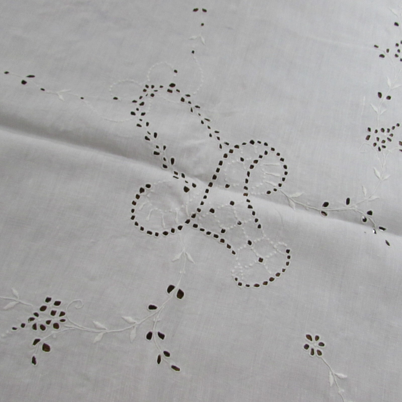 Vtg. White Linen Tablecloth Whitework Eyelet Lace Embroidery Baskets Garlands