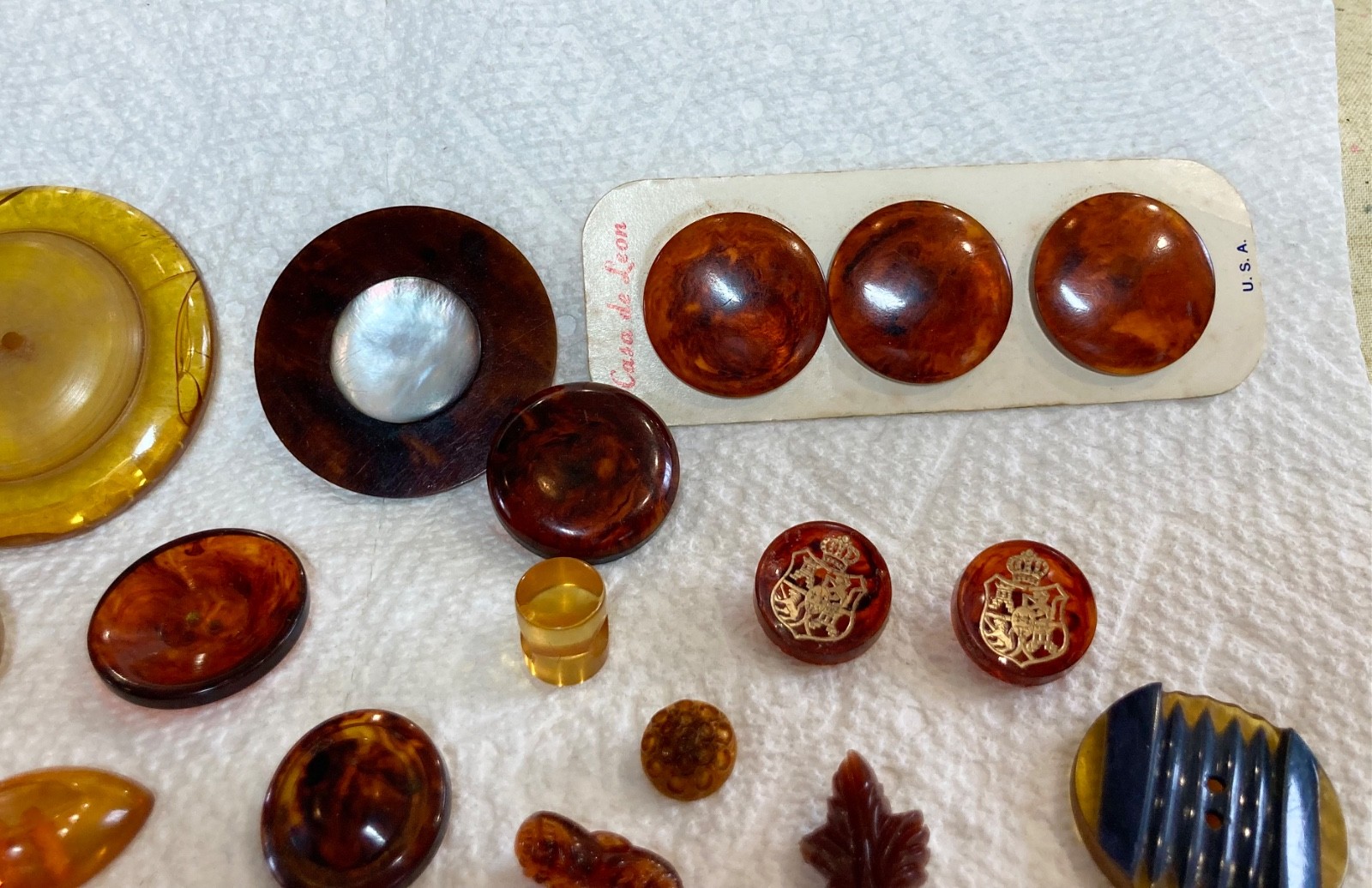 Vintage Apple Juice & Rootbeer Bakelite Buttons unusual shapes – 1 with blue