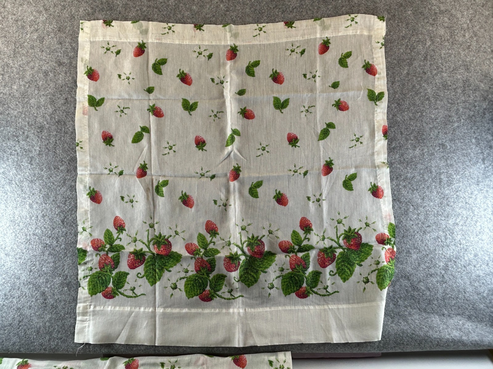 Pair Sheer Strawberries Leaves Vines Cafe Curtains 29″ x 28″ Red Green Preowned