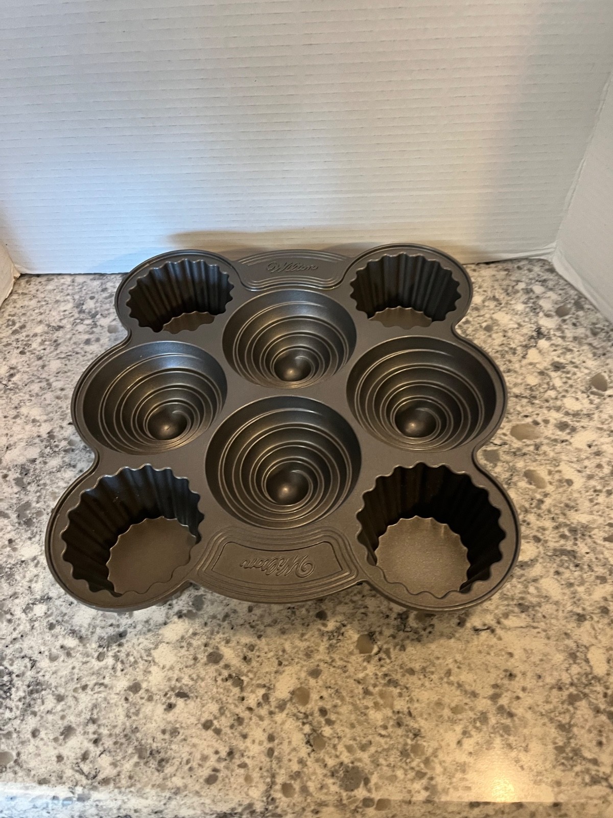 Wilton 3D Cupcake Baking Pan Mold 8 Cavity Heavy Duty Large Muffin Baking Pan