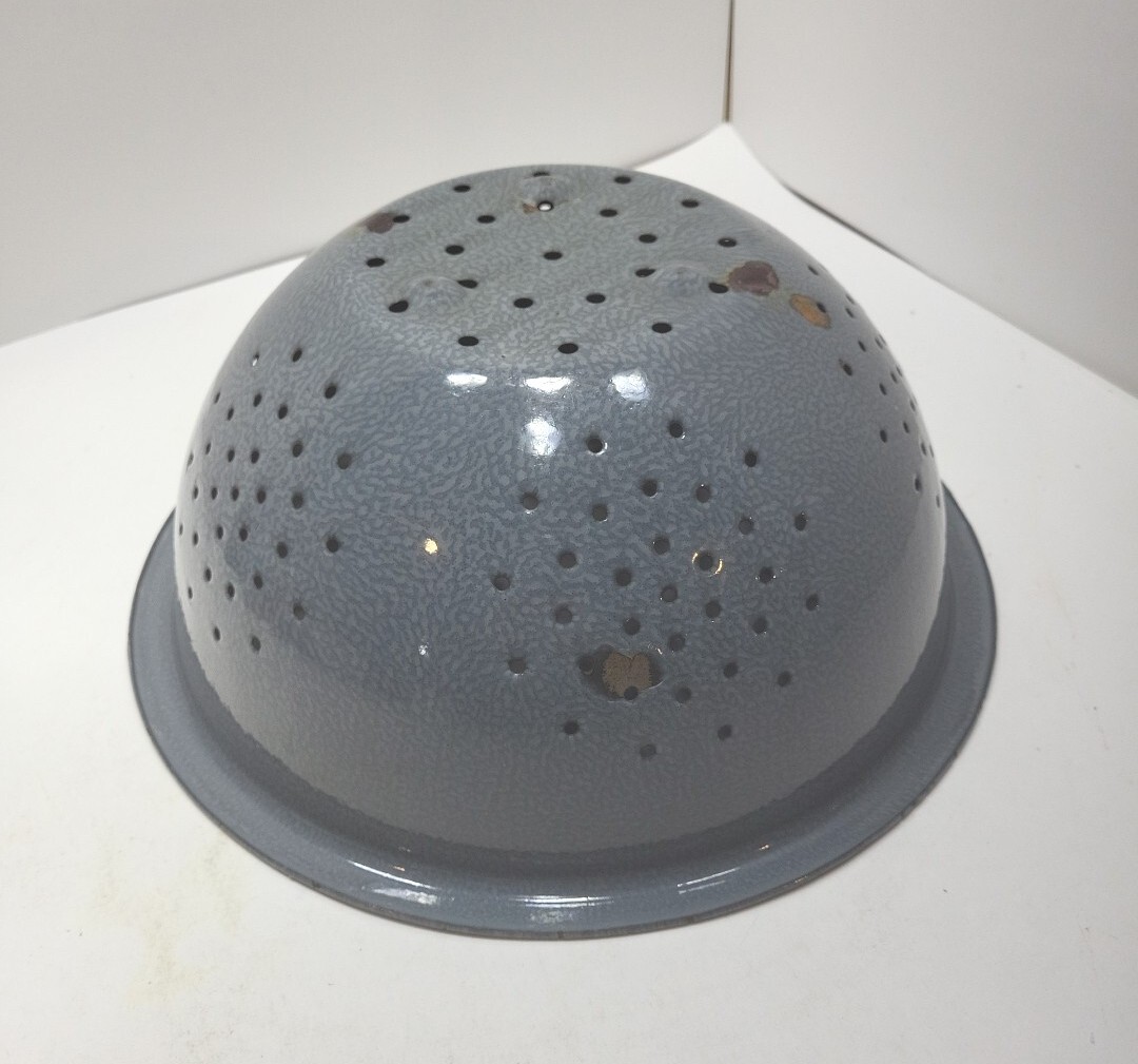 Vintage Enamelware – Granitware Gray Colander 11.125” Dia x 4.75″ Tall