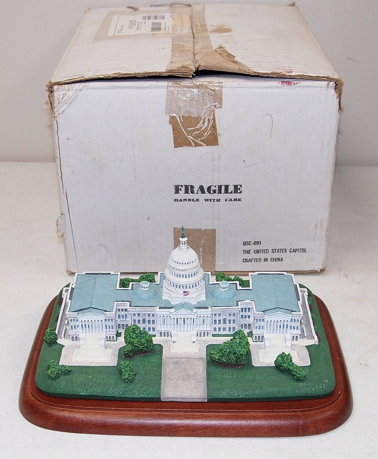 Vtg DANBURY MINT “The United States Capitol” SCULPTURE & Wooden Base (USA, US)