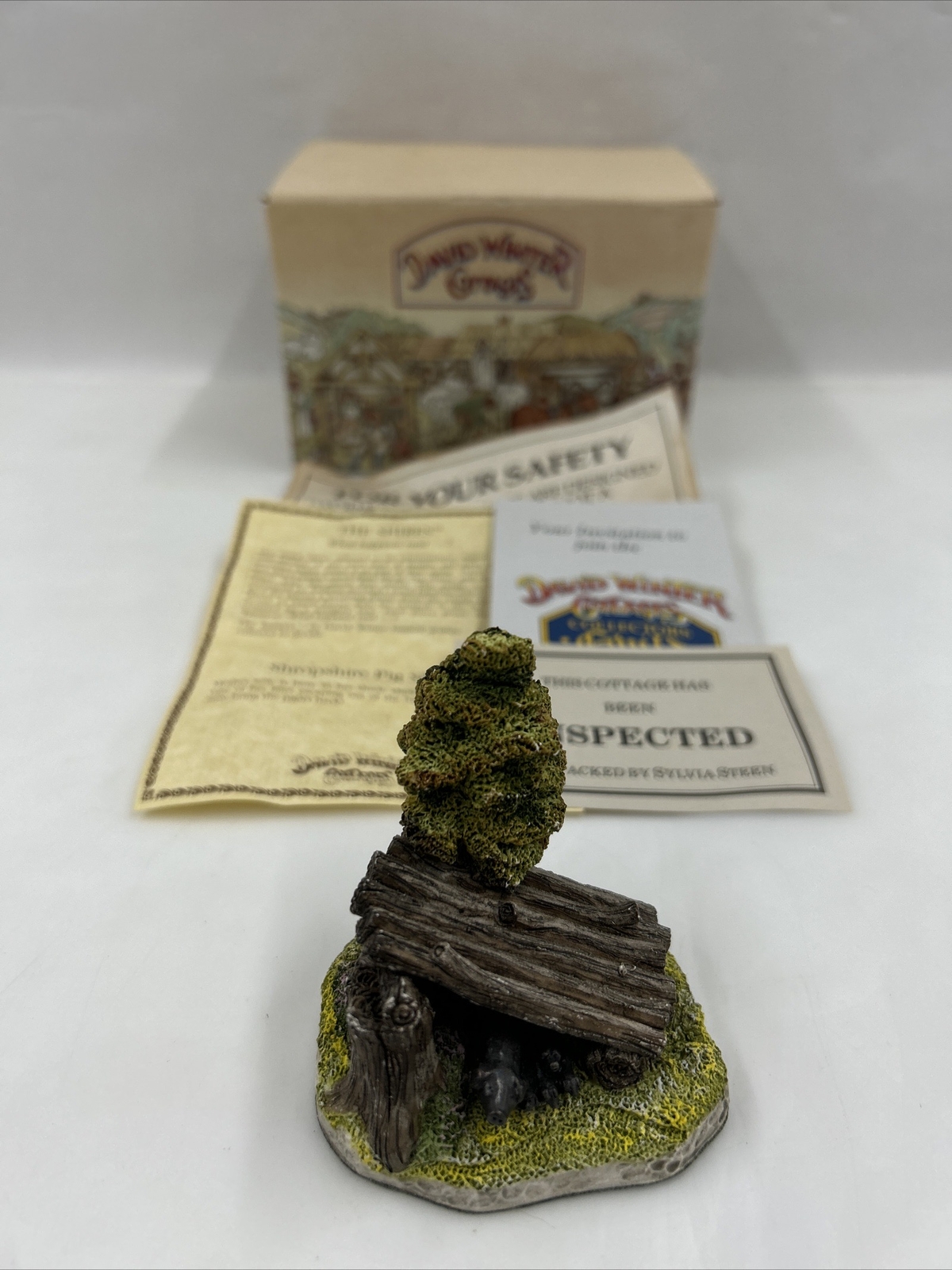 David Winter Shropshire Pig Shelter 1992 Hand Made And Painted With Box And COA