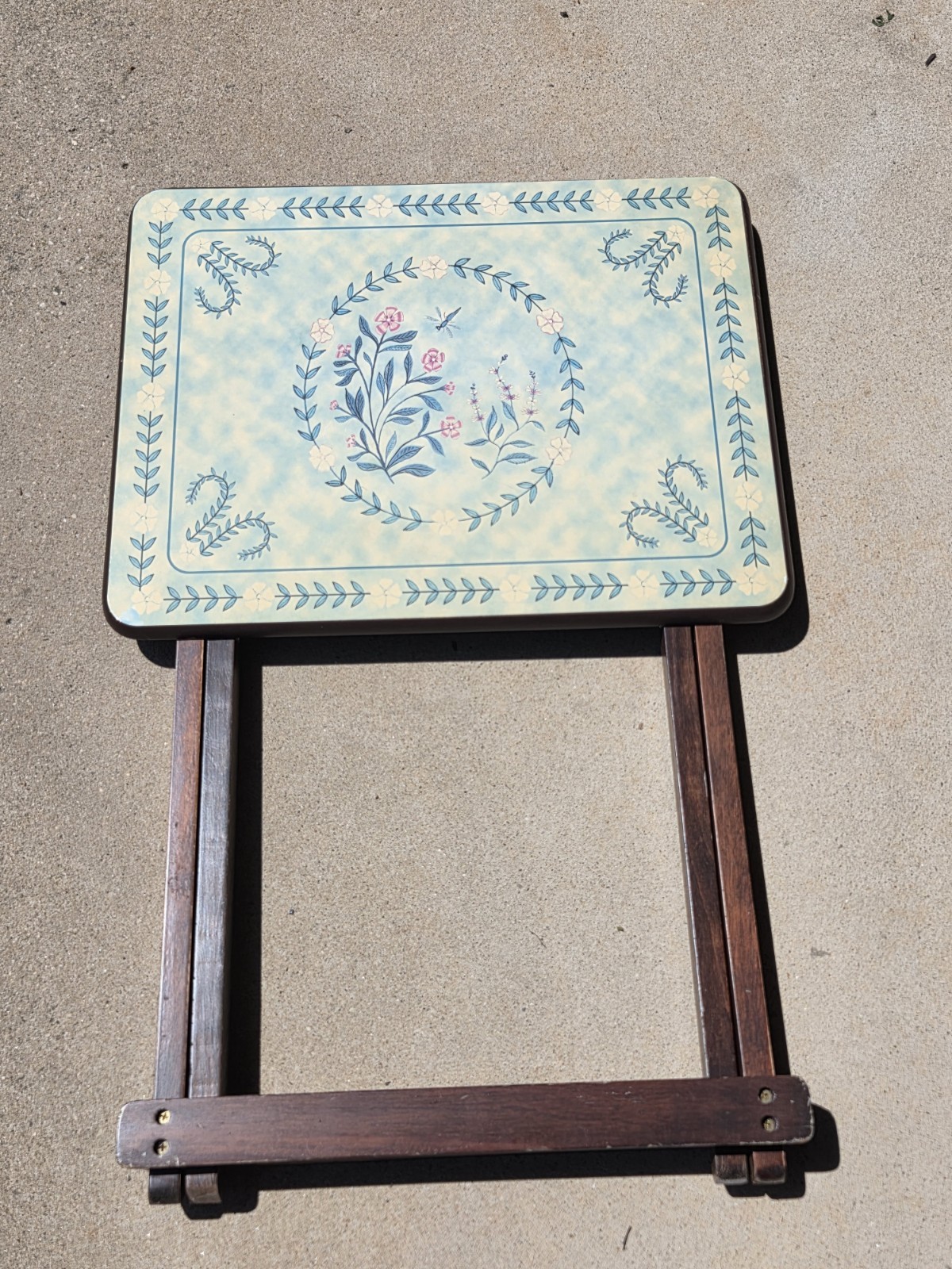 Vintage Wood Folding TV Tray Floral Art Work Pastel Blue 24″H 18″ L 14″ W