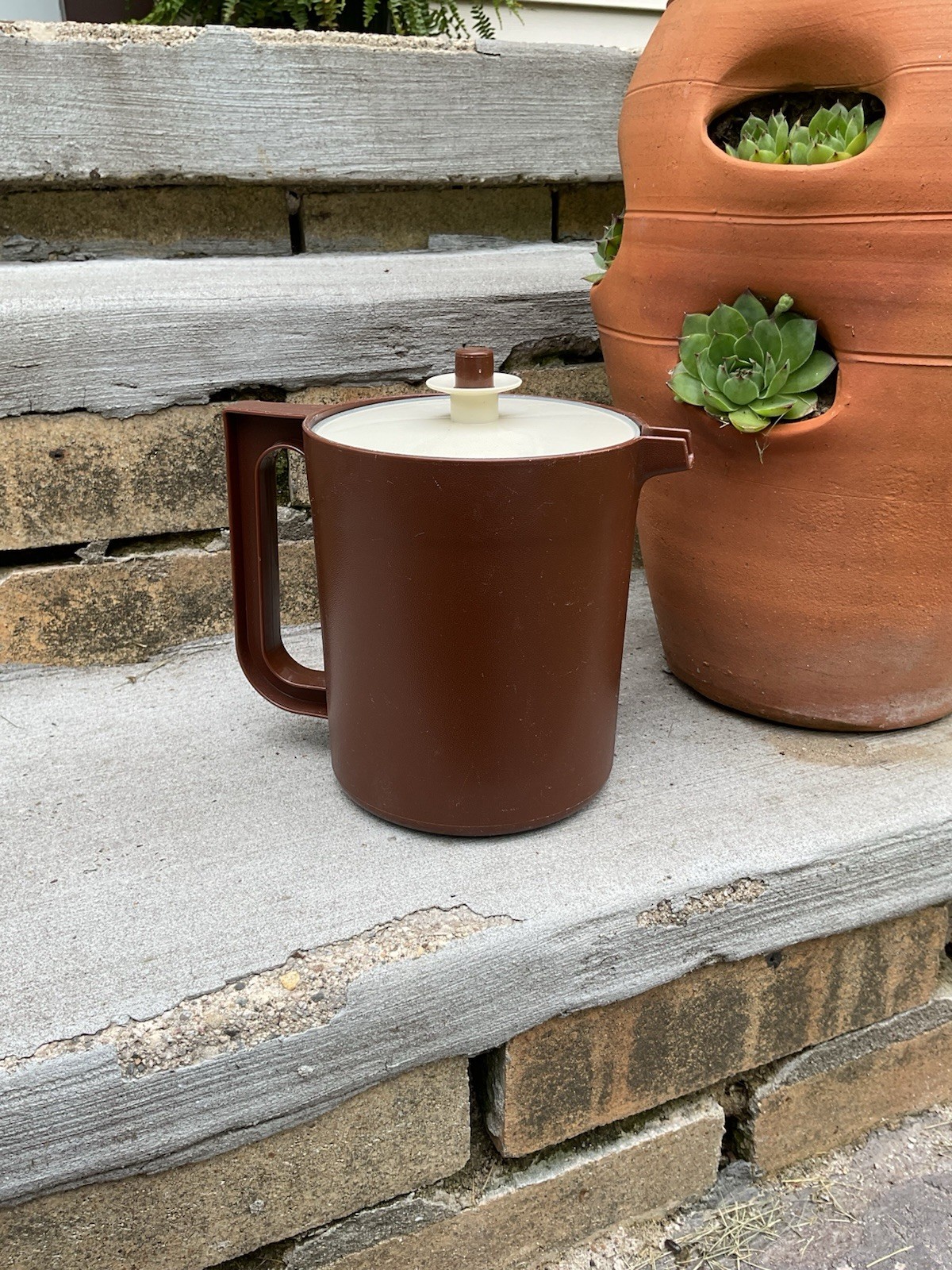 Vintage Tupperware Short Pitcher 1575-6 Push Button Lid Retro Brown