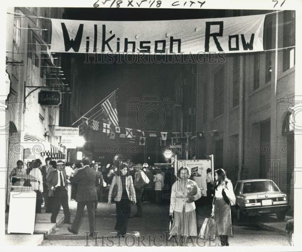 1978 Press Photo Browsers stroll newest shopping strip, Wilkinson Row.